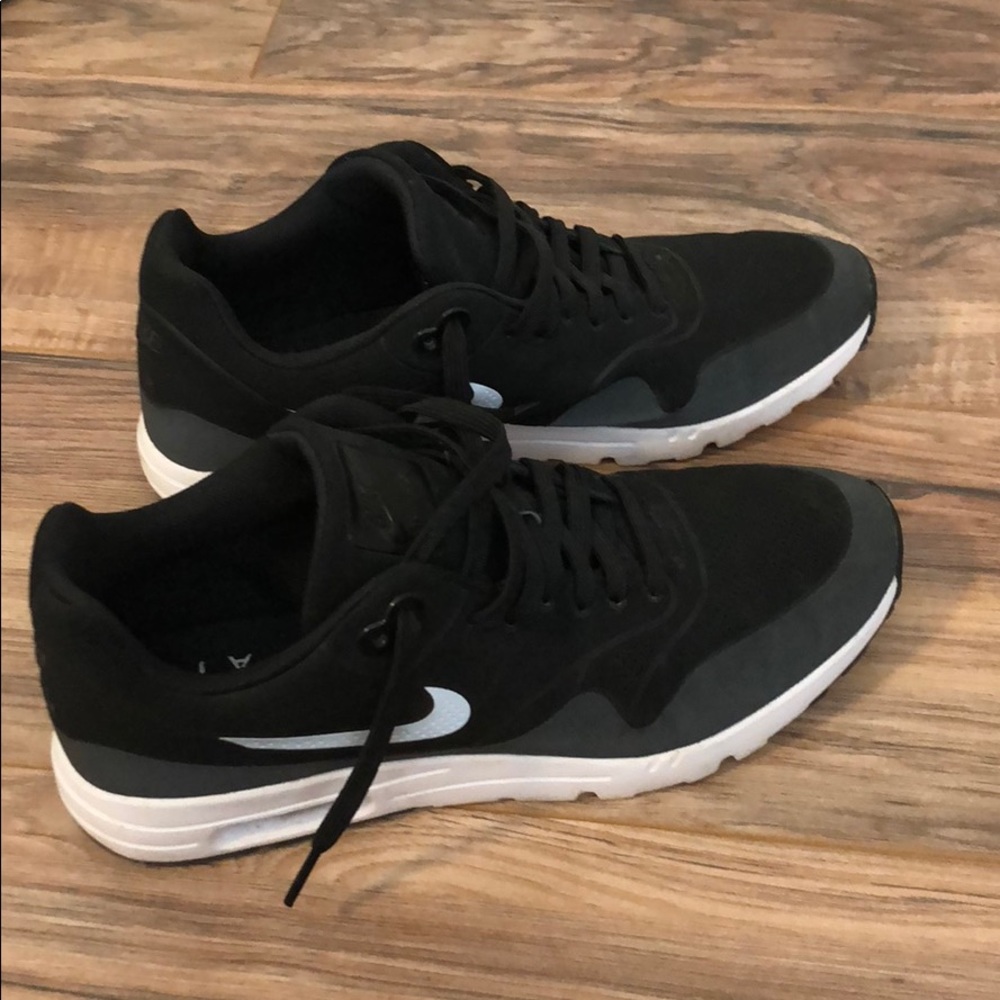Black Nike Air Max - Women’s US 10